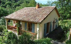 Villa Domaine Liberté avec prairie et forêt au bord d'une rivière en Ardèche